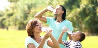 Beber agua, esencial para posibilitar el transporte de nutrientes a las células: IMSS