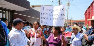 Habitantes de Atatlahuca protestan en el TEEO, piden invalidar elección
