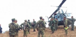 Atacan helicóptero en zona triqui de Oaxaca; con palos y machetes, mujeres y niños impidieron aterrizaje