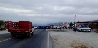 Habitantes de Matatlán continúan bloqueo en la carretera 190