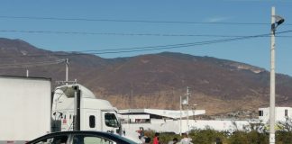 Transportistas de Tlacolula bloquean carretera para exigir liberación de unidades
