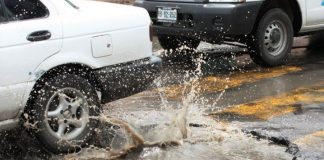 Parecen cráteres pero son solo baches y ahora son una problemática en Oaxaca