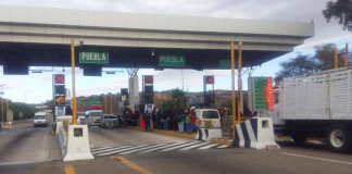 Integrantes de CNPA toman caseta de Huitzo, piden atención a sus demandas