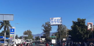 Profesores bloquean crucero del Aeropuerto