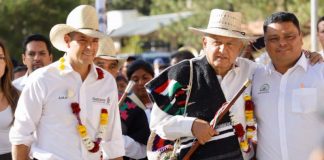 Inaugura el presidente López Obrador camino en Oaxaca, junto con gobernador