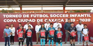 Oswaldo García entrega kits deportivos a participantes de la “Copa Ciudad de Oaxaca”