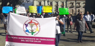 Marchan empleados del extinto Seguro Popular al zócalo por operación del INSABI en Oaxaca
