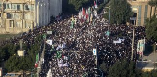 Miles de personas despiden al general Soleimani en Irán