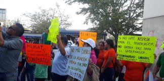 En medio de protestas, comparece titular de los SSO