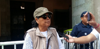 Periodista instala plantón en palacio de Gobierno, denuncia agresiones