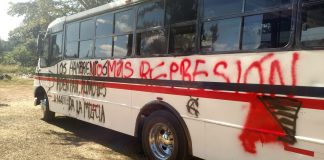 Policías frustran toman de caseta en Huitzo; normalistas vandalizan urbanos