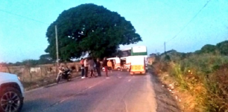 Con bloqueo, mototaxistas exigen compostura de carretera en el Istmo