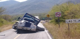 Vuelca tráiler con cemento en Tehuantepec