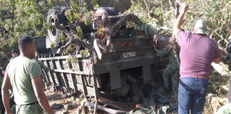 Suman siete militares muertos por volcadura en Oaxaca