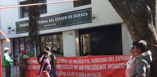 Protestan pobladores de la mazateca en el TEEO, denuncian intromisión del INPI en elección