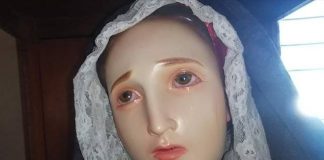 Feligreses captan a una virgen que “llora” en Oaxaca