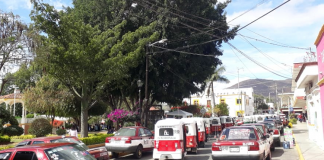 Transportistas exhiben a edil de Xoxo; protestan en palacio municipal