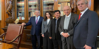 Se reúne AMLO con comité sobre Constitución Moral