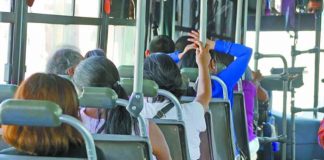 Joven exhibe a acosador sexual en transporte público