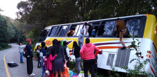 Autobús se sale de la carretera en Huautla de Jiménez, solo daños materiales