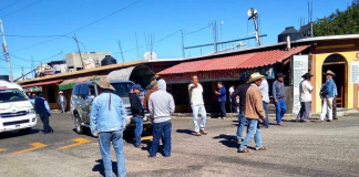 Pobladores de Yaitepec mantienen bloqueo en el Vidrio