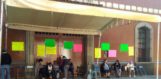 Jubilados de la S.22 instalan huelga de hambre en Casa oficial