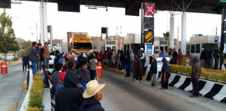 Pobladores de Teopoxco toman caseta de Huitzo, piden desaparición de poderes