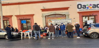 Cumplen cuatro días de protesta empleados de salud