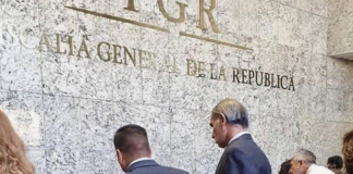 Gabino Cué rinde declaración en FGR sobre caso Nochixtlán