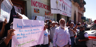 Habitantes de Tepanzacoalco protestan en edificio de a S.22 para exigir maestros
