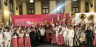 Entrega AMLO instrumentos musicales a jóvenes oaxaqueños