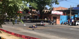 Urbano se pasa el alto, atropella y mata a motociclista