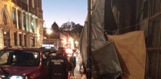 Obra inconclusa obstruye banqueta y provoca accidente vial
