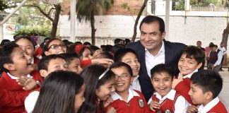 Entrega Oswaldo García rehabilitación de plaza cívica de la escuela “España”