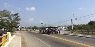 Pobladores bloquean carretera en Zanatepec en rechazo de proyecto