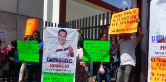 Protestan mototaxistas en Congreso, acusan a diputado de ingresar unidades piratas