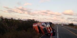 Por fuertes vientos en el Istmo vuelca tráiler