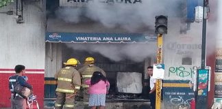 Hombre incendia vinatería en agencia de Oaxaca