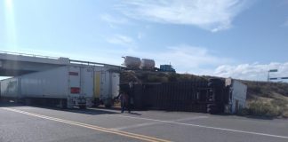 Por evento de norte, tráiler vuelca en la Ventosa