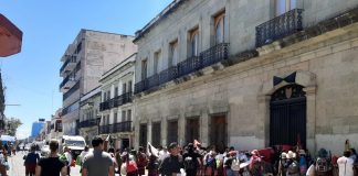 Mujeres marchan y protestan en palacio de Gobierno de Oaxaca