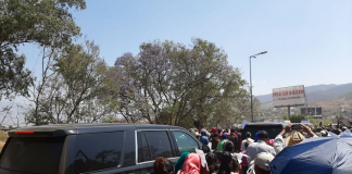 Con protestas, manifestantes reciben a AMLO en Oaxaca