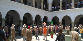 Trabajadores de limpia protesta en palacio de Oaxaca