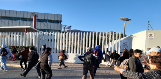 Perredistas bloquean Ciudad Administrativa para exigir obras