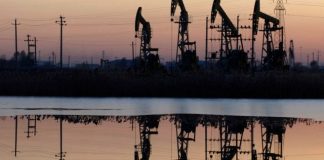 Petroleras endeudadas son las más vulnerables: Moody’s
