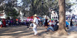 Pese a COVID-19, Codep mantiene plantón frente a palacio de Gobierno