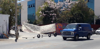 Normalistas toman edificio de cristal, insisten en contratación inmediata