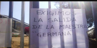 Padres de familia protestan para exigir salida de profesora