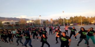 Disfrutan familias de beneficios del baile fitness