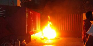 Normalistas protestan y queman llantas en edificio de la S.22