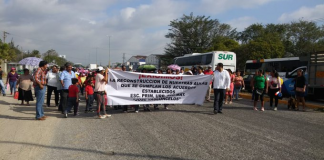Marchan padres de familia en el Istmo por reconstrucción de escuelas